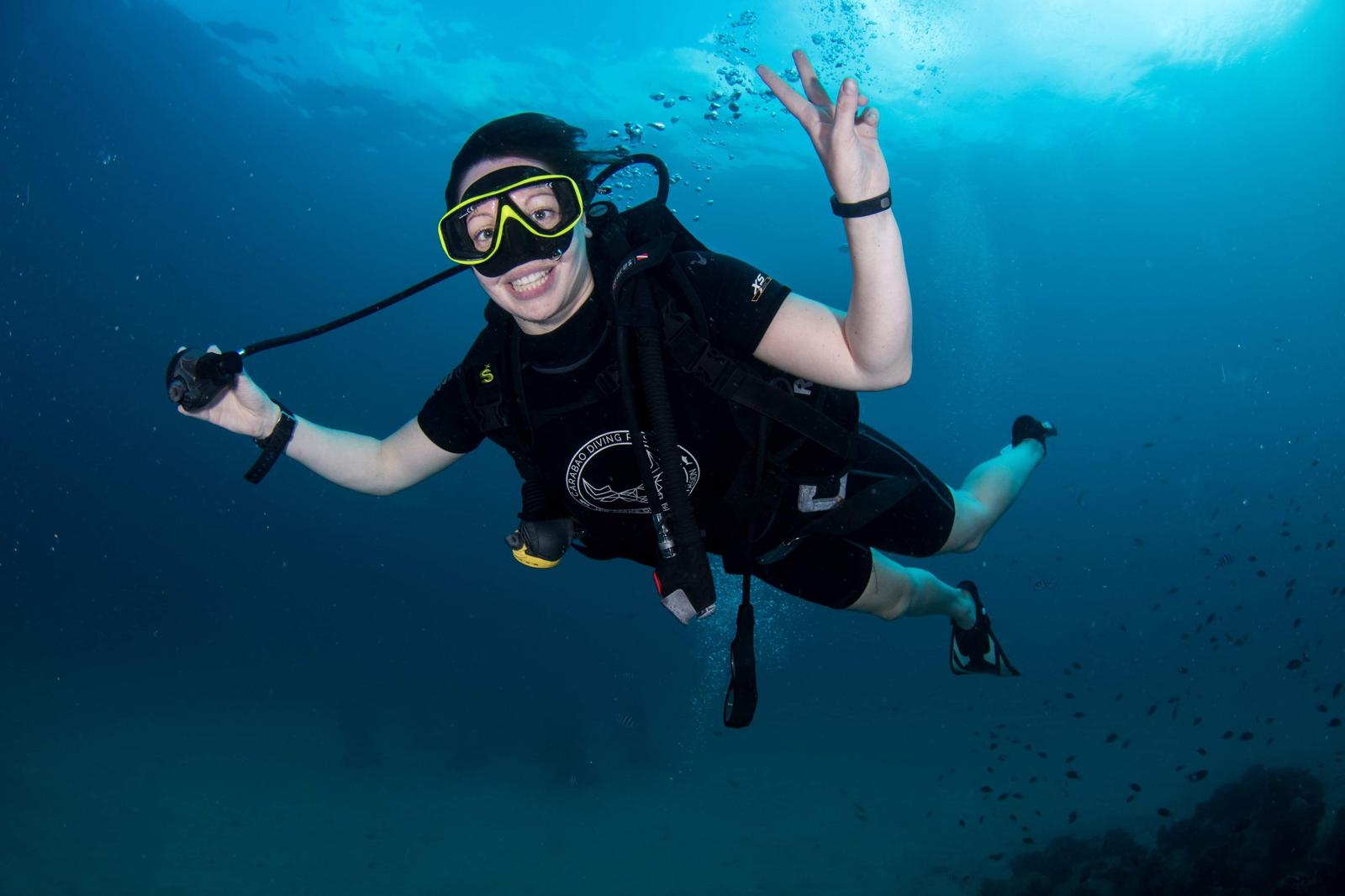 Sub principiante che fa il segnale OK durante un'immersione Basic Diver del Carabao, Koh Tao