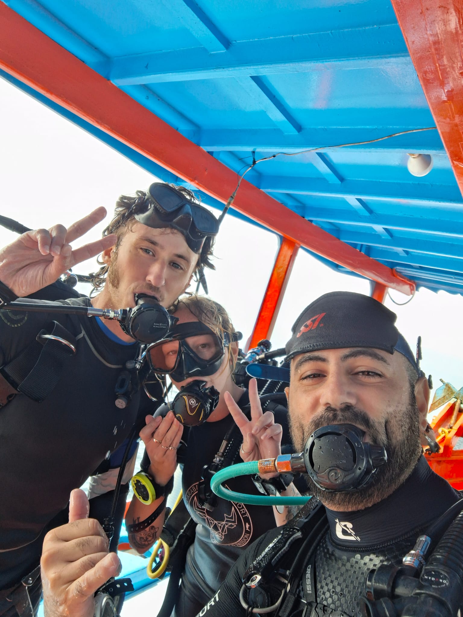 Sub che scherzano con gli erogatori sulla barca del Carabao
