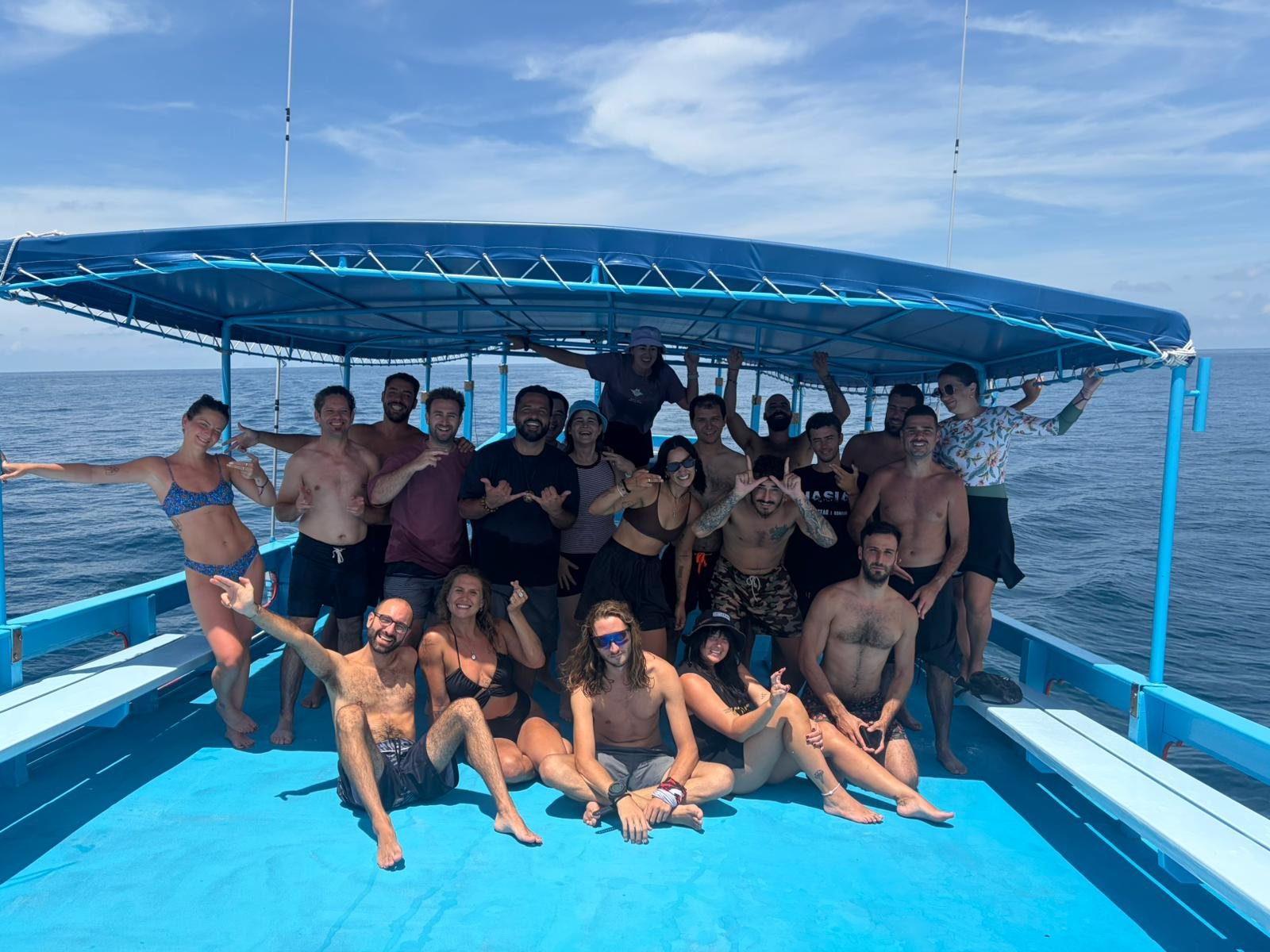 Un grande gruppo di sub del Carabao da tutto il mondo insieme sulla barca, Koh Tao