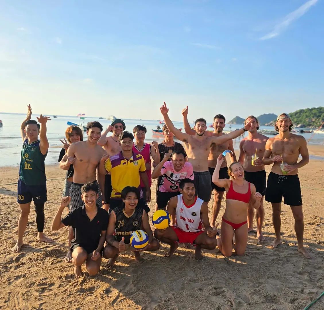 Sub e amici da tutto il mondo insieme sulla spiaggia del Carabao Diving Resort, Koh Tao