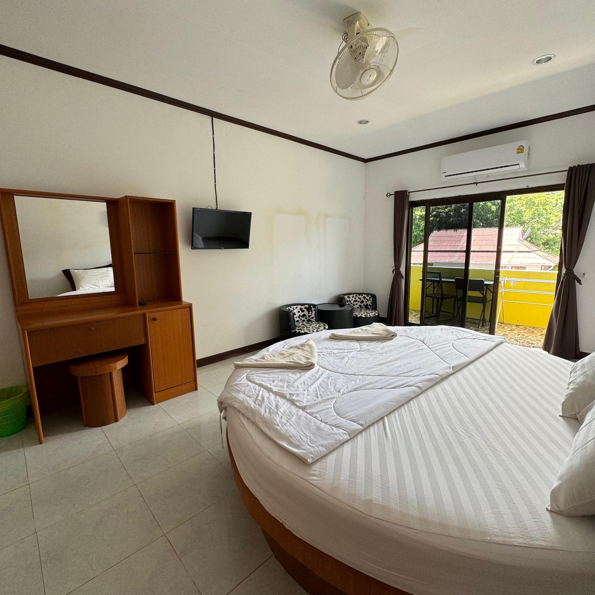 Private air-conditioned room with double bed and balcony at Carabao Diving Resort, Koh Tao